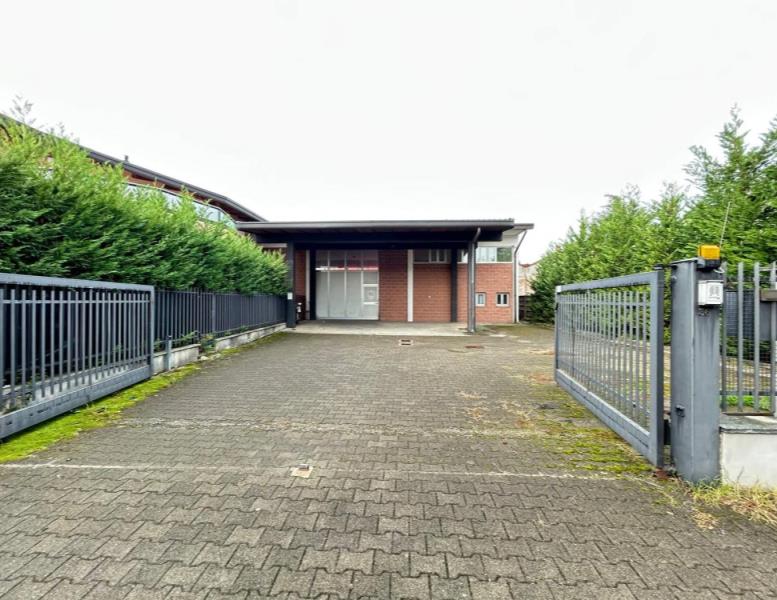 locale commerciale in affitto a Carugo