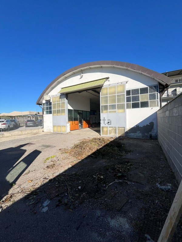 capannone in affitto a Carugo