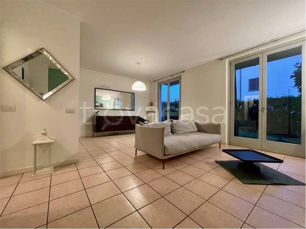 appartamento in affitto a Carugo