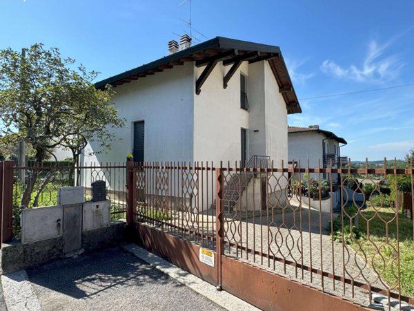 casa indipendente in affitto a Casnate con Bernate