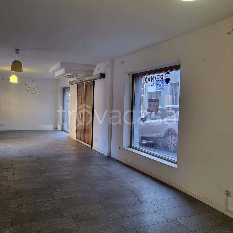 appartamento in affitto a Casnate con Bernate