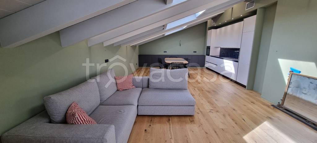 appartamento in affitto a Casnate con Bernate