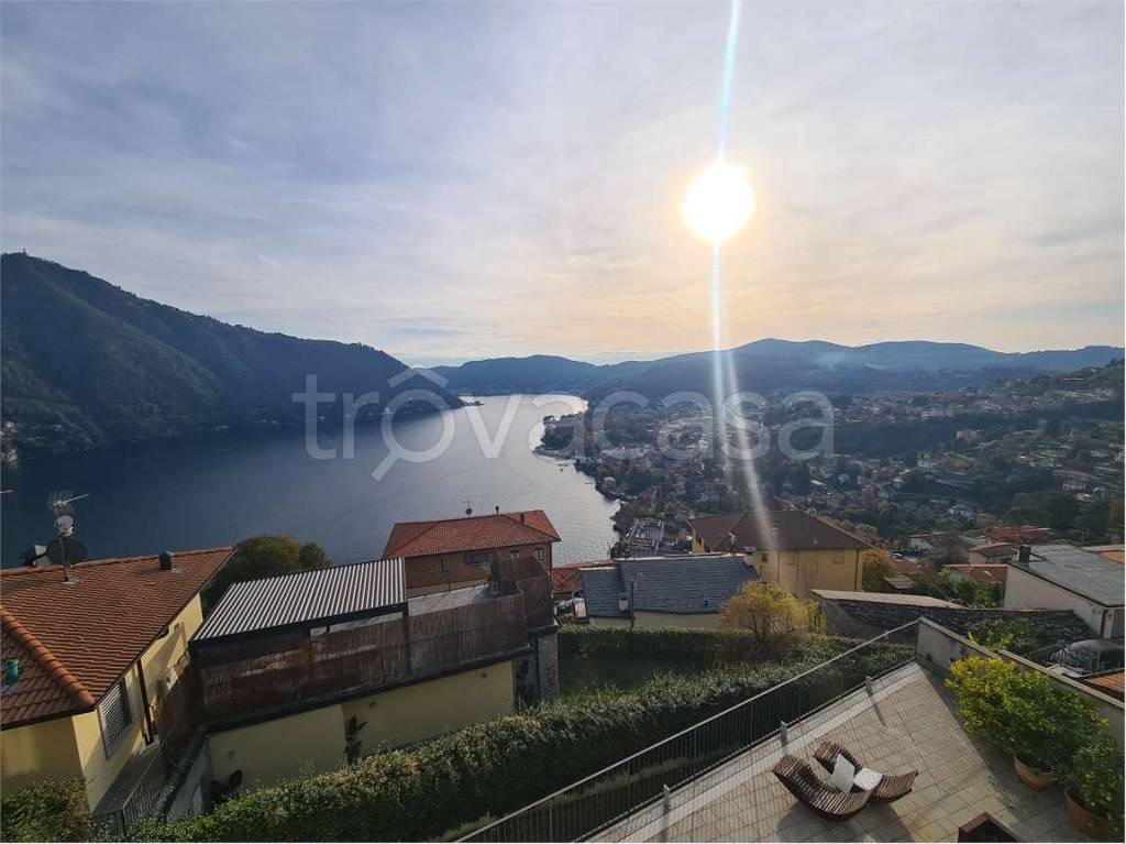 appartamento in affitto a Cernobbio in zona Rovenna