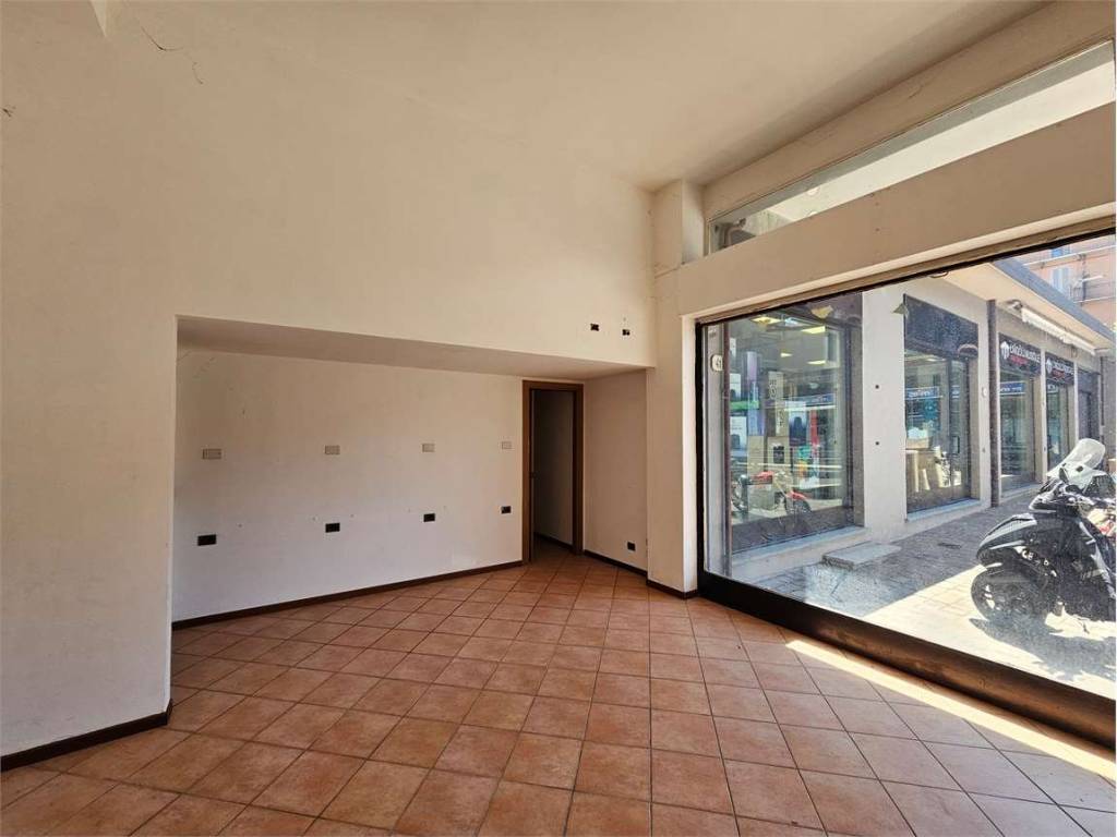 negozio in affitto a Como in zona Prudenziana