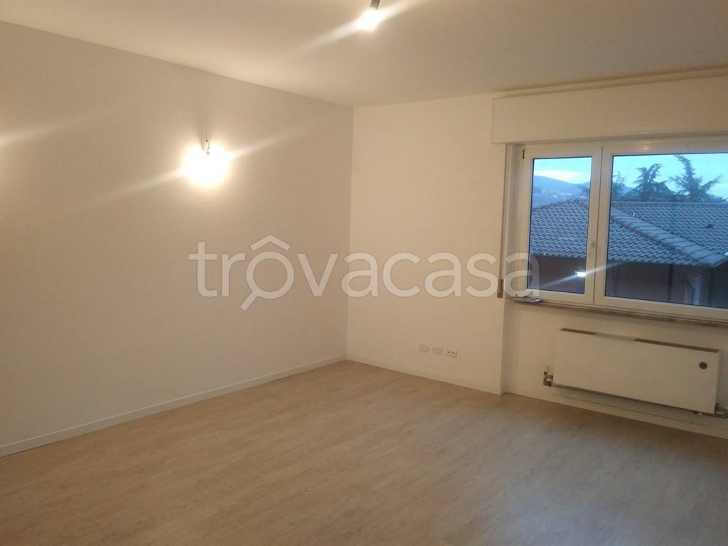 appartamento in affitto a Como in zona Lora