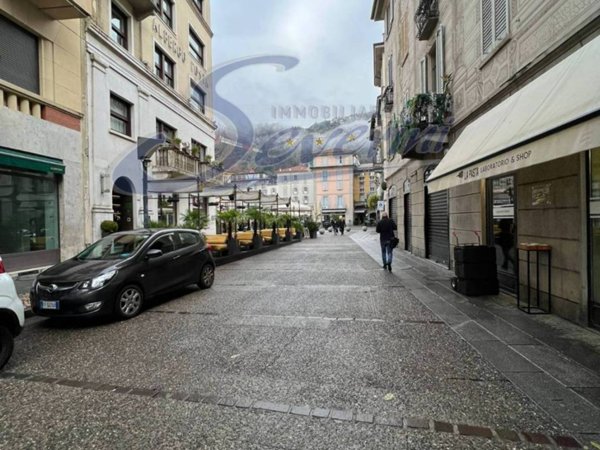 negozio in affitto a Como in zona Piazza Volta