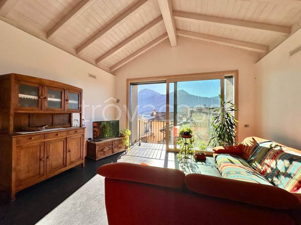 appartamento in affitto a Dongo