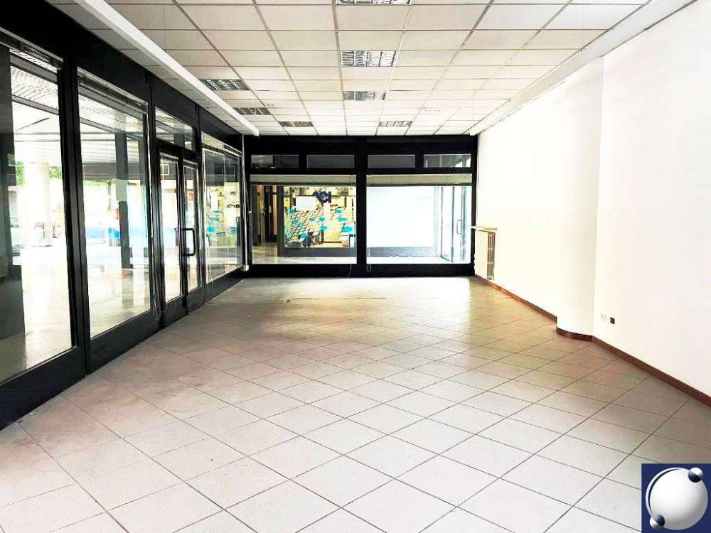negozio in affitto ad Erba