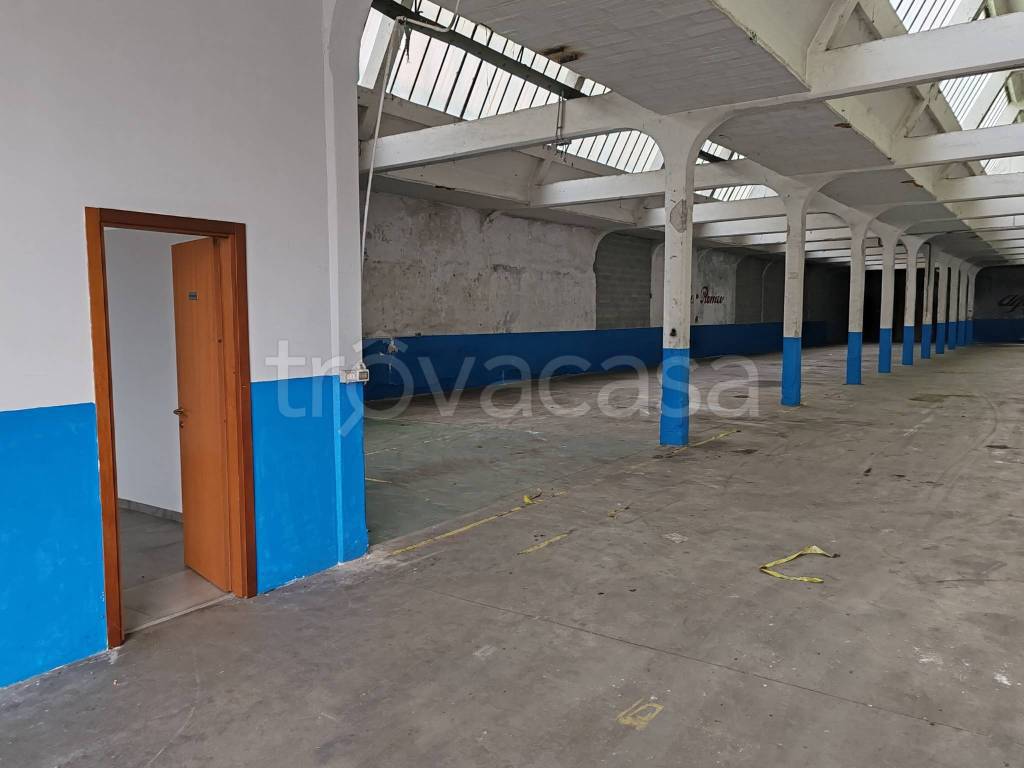 locale commerciale in affitto ad Erba