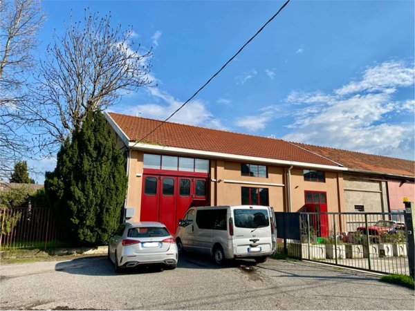 capannone in affitto ad Erba