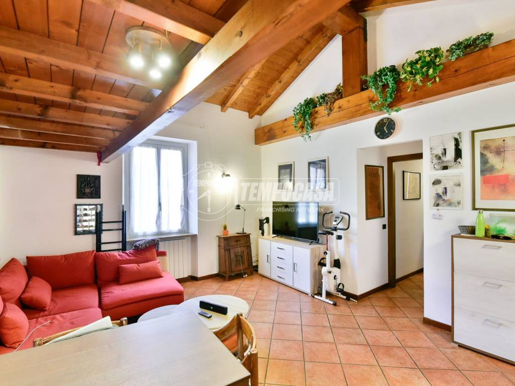 appartamento in affitto ad Erba