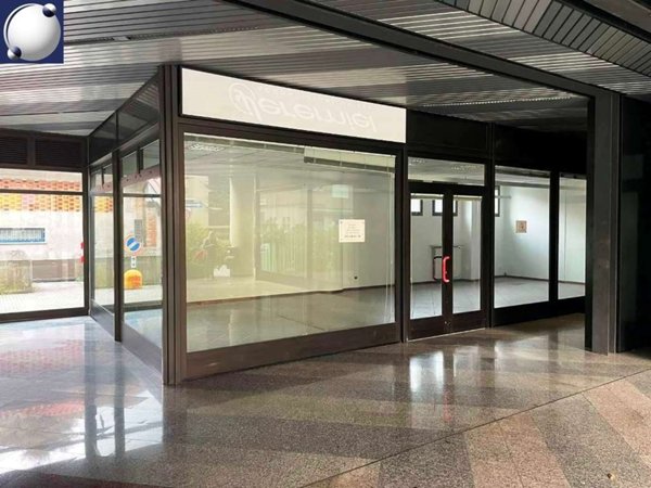 locale commerciale in affitto ad Erba