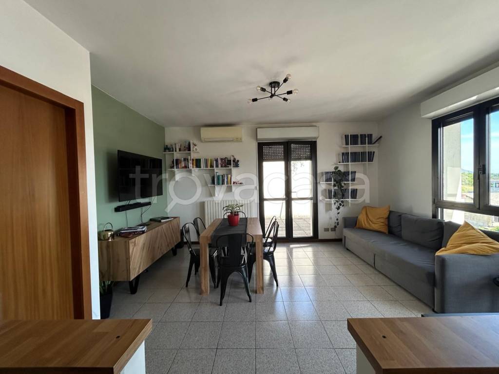 appartamento in affitto ad Erba