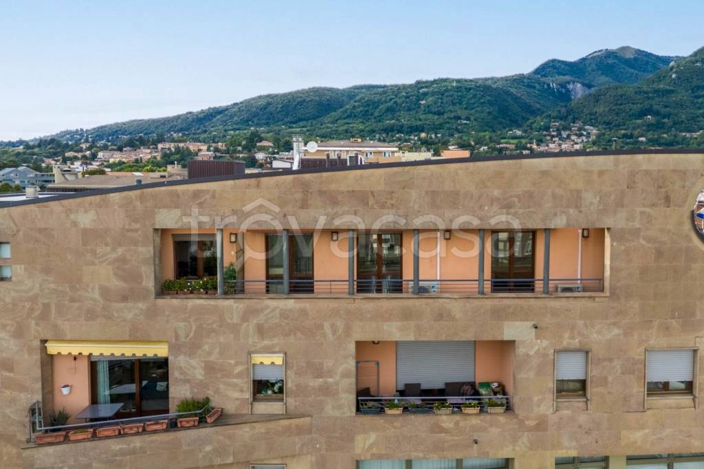 appartamento in affitto ad Erba