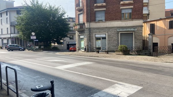 negozio in affitto ad Erba