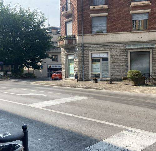 negozio in affitto ad Erba