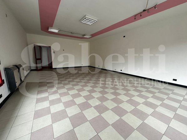 negozio in affitto ad Erba