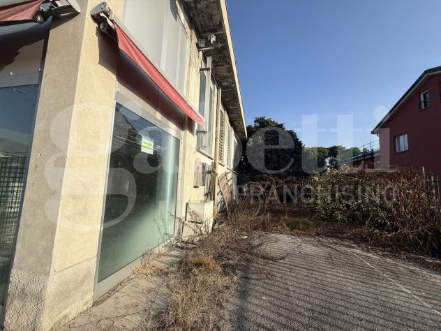locale commerciale in affitto ad Erba