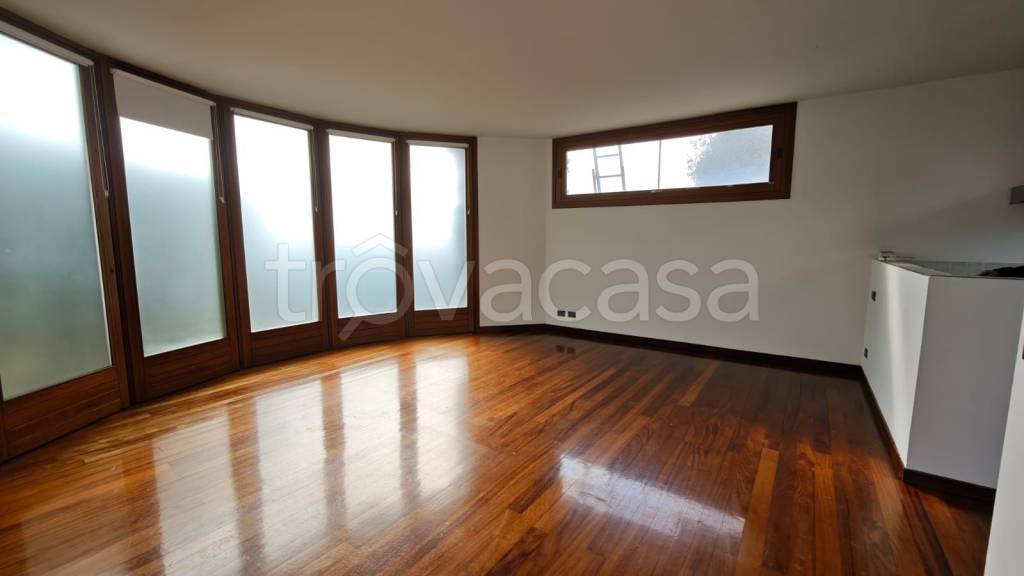 appartamento in affitto ad Erba