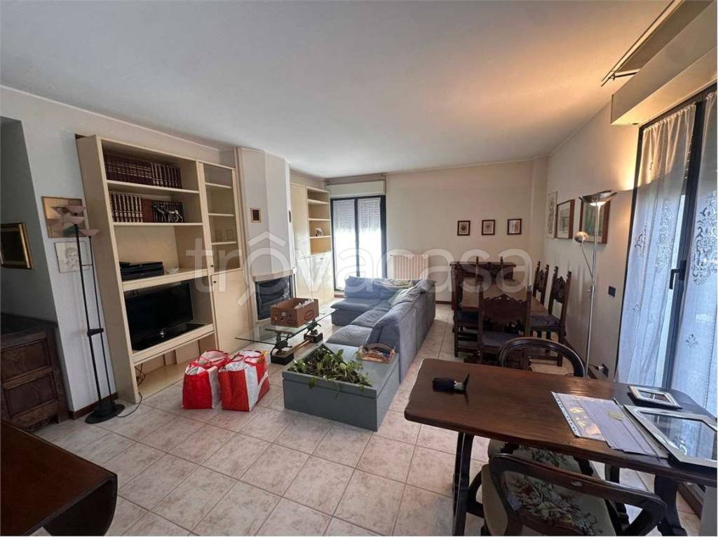 appartamento in affitto ad Erba