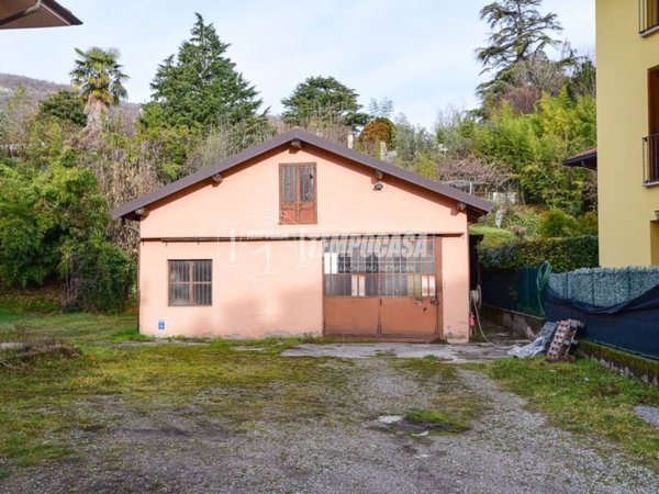 locale commerciale in affitto ad Erba