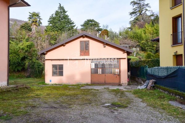 locale commerciale in affitto ad Erba