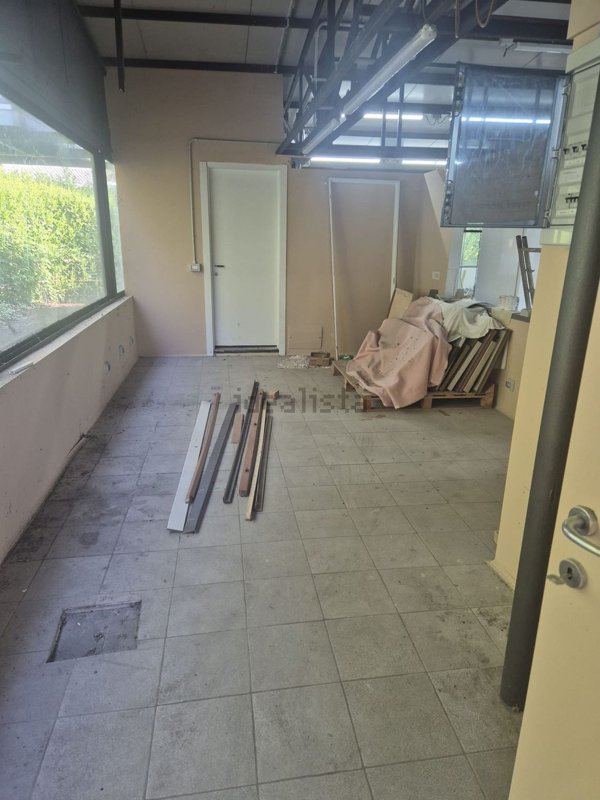 locale commerciale in affitto ad Erba
