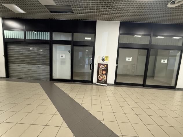 negozio in affitto ad Erba