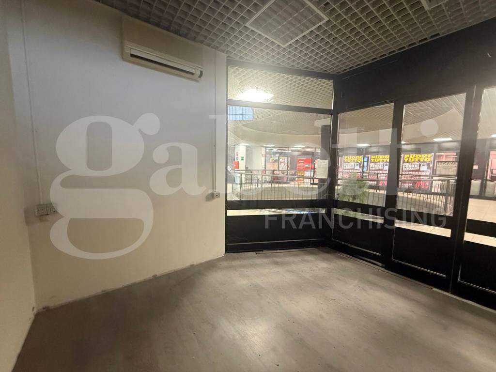 locale commerciale in affitto ad Erba