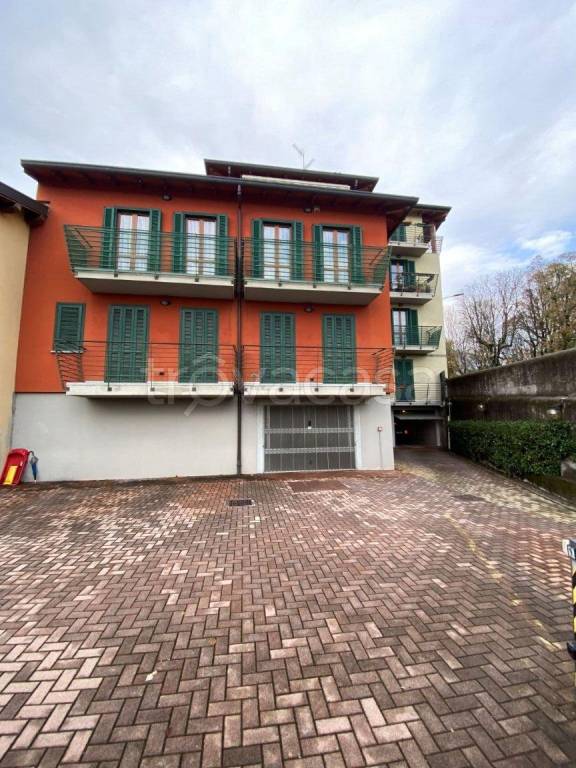 appartamento in affitto ad Erba