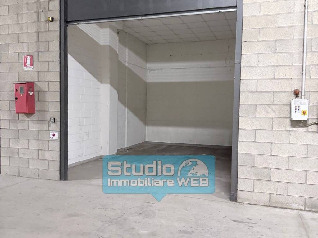 locale commerciale in affitto ad Erba
