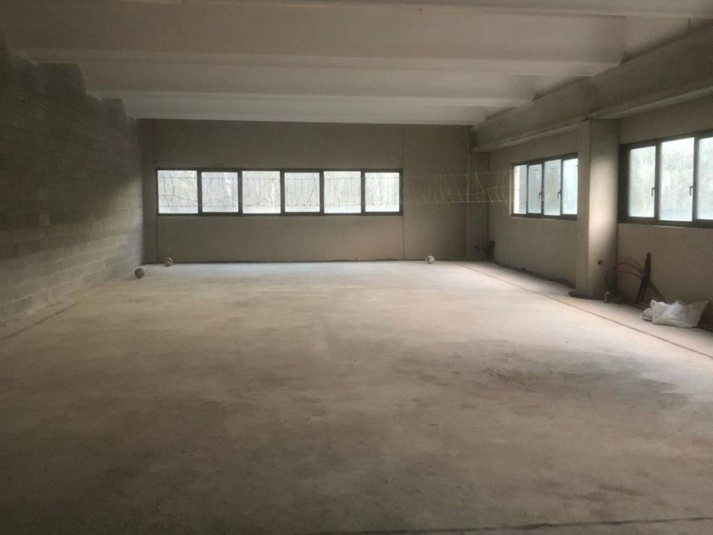 locale commerciale in affitto a Faloppio