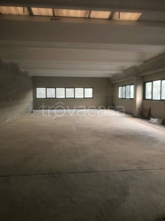 locale commerciale in affitto a Faloppio