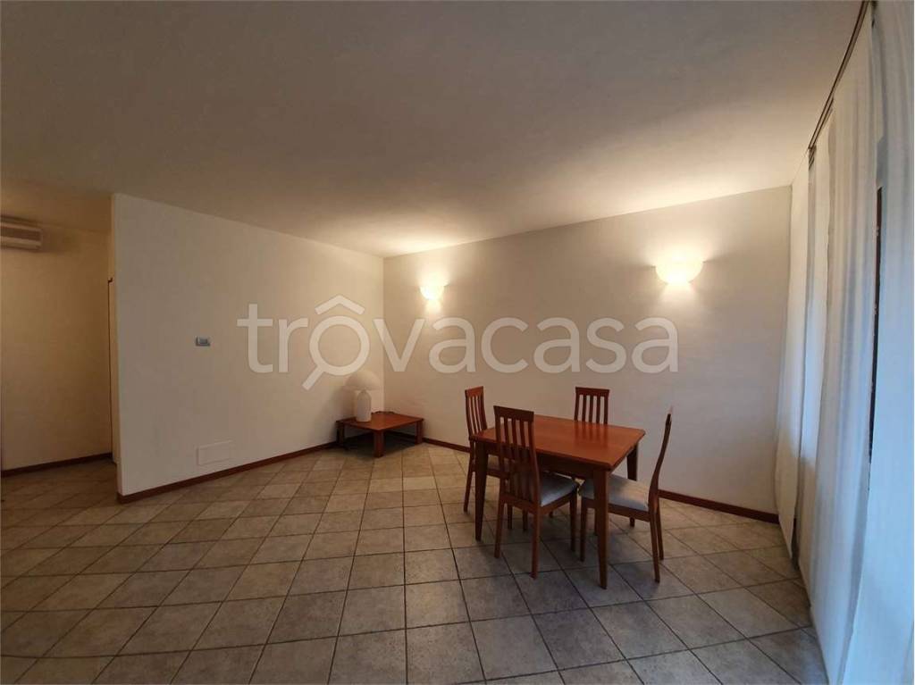 appartamento in affitto a Fenegrò