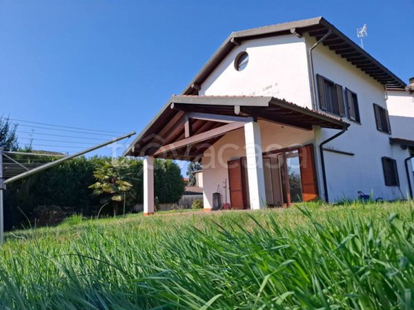 casa indipendente in affitto a Fenegrò