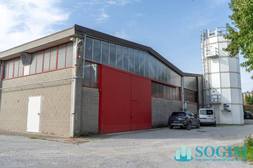 locale commerciale in affitto a Figino Serenza