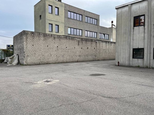 locale commerciale in affitto a Fino Mornasco