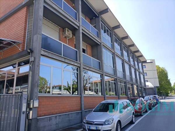 capannone in affitto ad Inverigo
