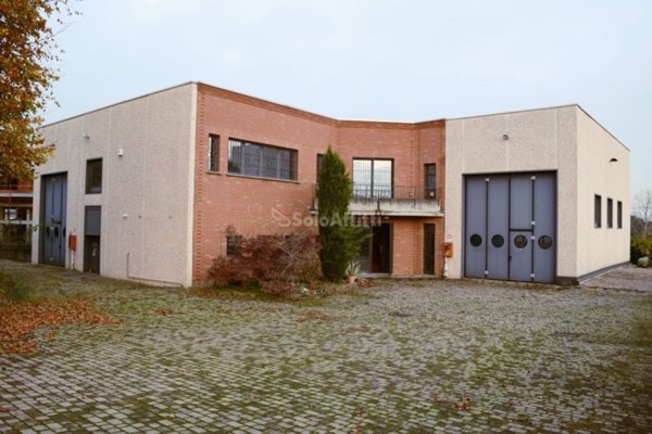 locale commerciale in affitto ad Inverigo