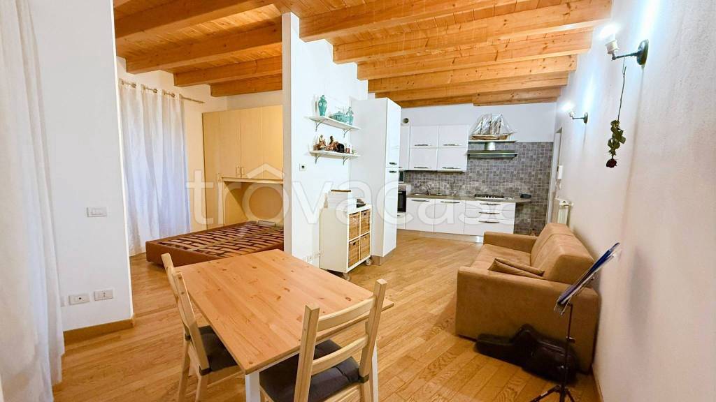 appartamento in affitto ad Inverigo in zona Romanò