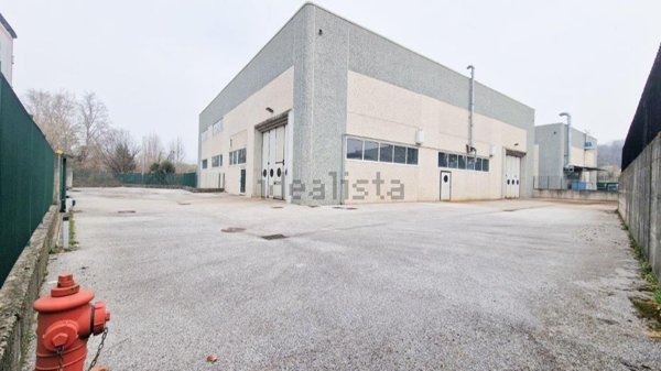 capannone in affitto ad Inverigo