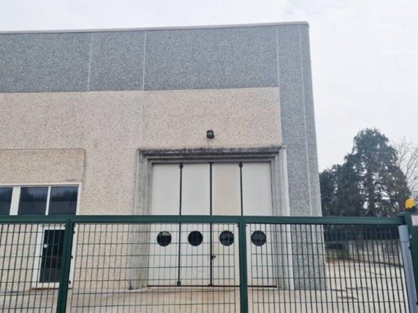 locale commerciale in affitto ad Inverigo