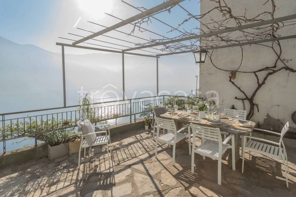 casa indipendente in affitto a Laglio