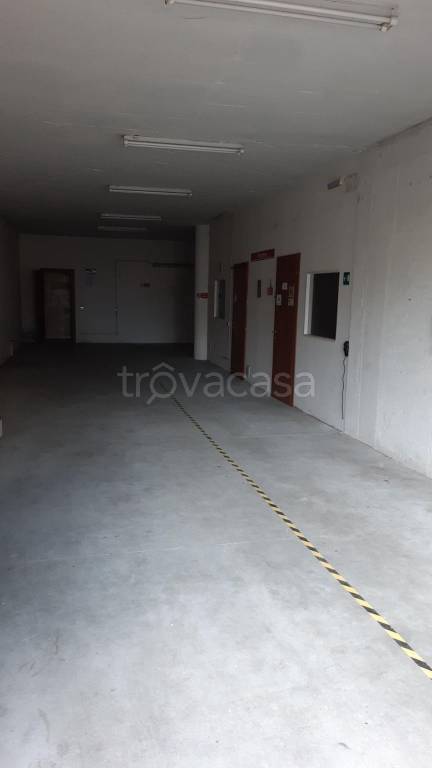 locale commerciale in affitto a Lipomo