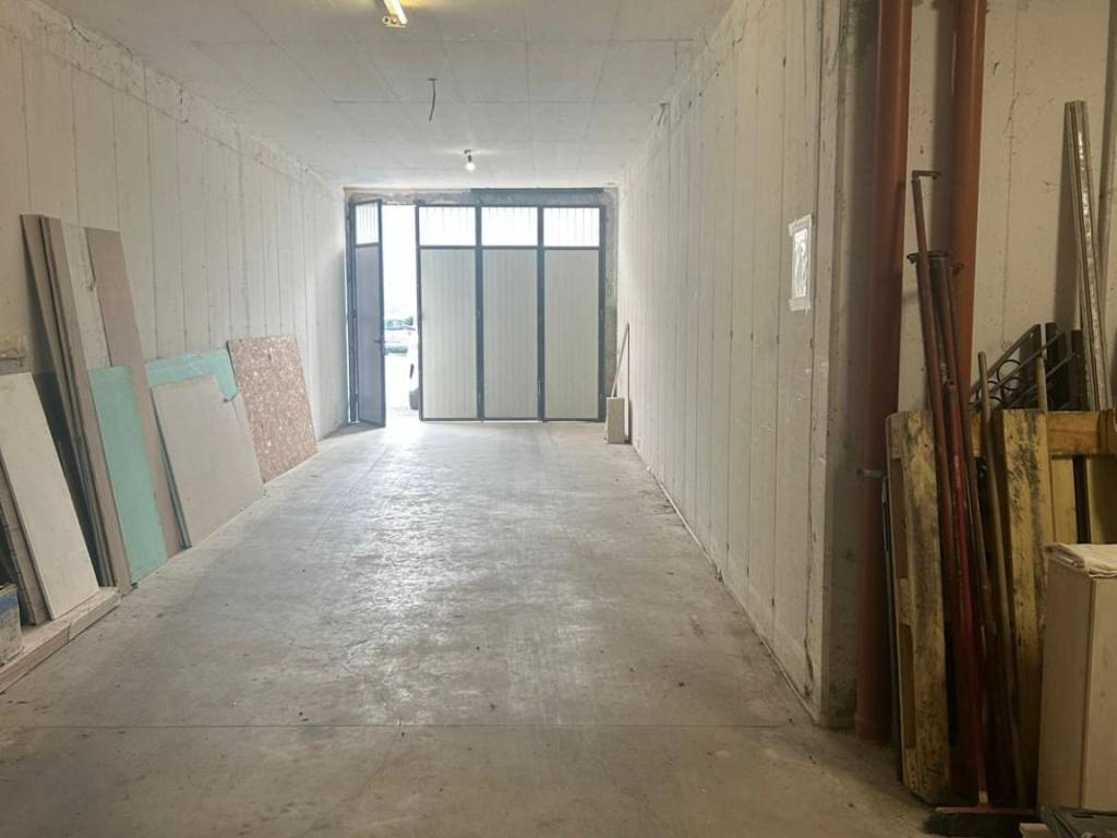 locale commerciale in affitto a Lipomo