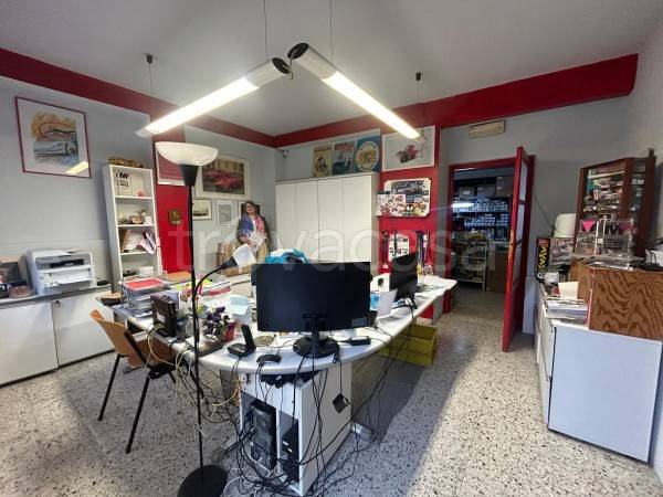 locale commerciale in affitto a Locate Varesino