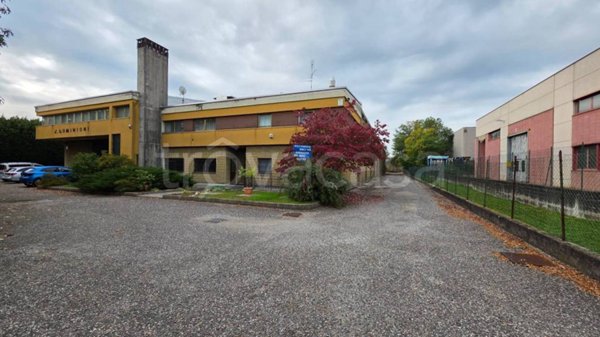 locale commerciale in affitto a Locate Varesino