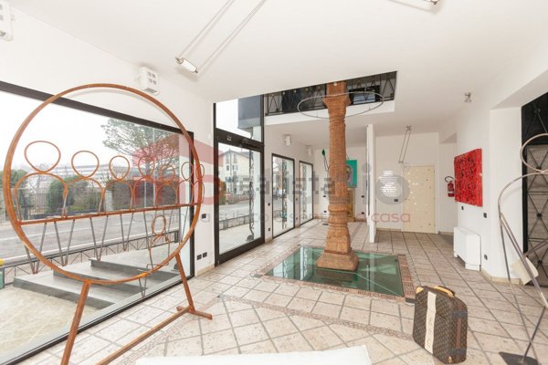 locale commerciale in affitto a Locate Varesino