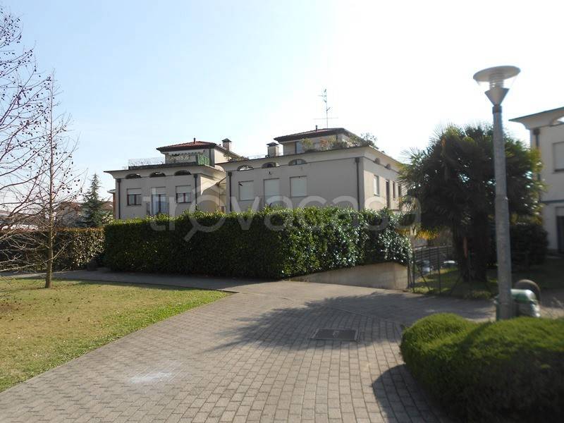 appartamento in affitto a Lomazzo