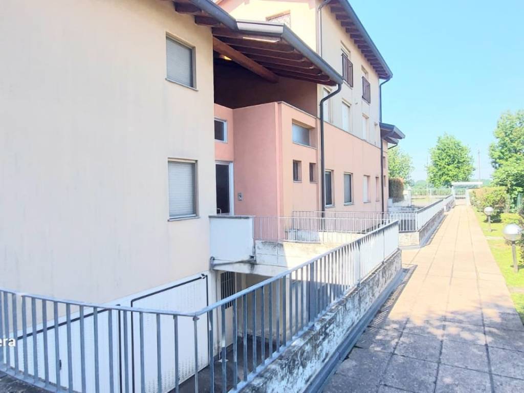 appartamento in affitto a Lomazzo in zona Manera